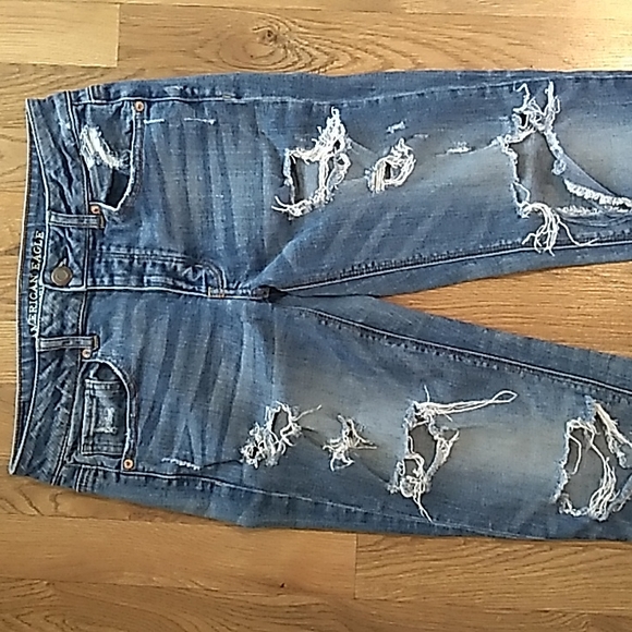 American Eagle Distressed Cropped Stretch Jeans. Size 4 - Picture 2 of 13